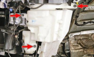 10. Выверните три болта крепления бачка…