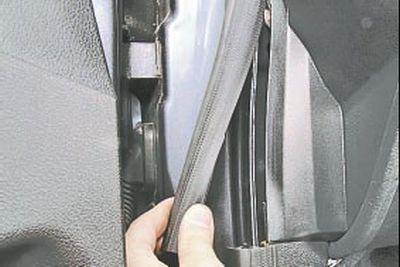 2. Откройте левую переднюю дверь.