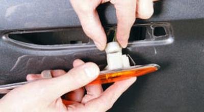 2. Извлеките боковой фонарь указателя поворота из…