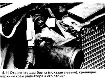 11. Отвинтите два болта, крепящие верхнюю часть…