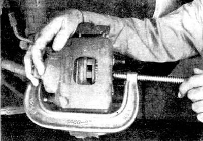 2.4а. Пользуясь струбциной, установите поршень…