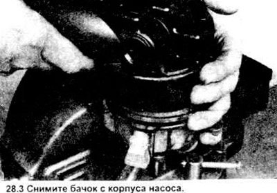 3. Покачивая из стороны в сторону, снимите бачок…