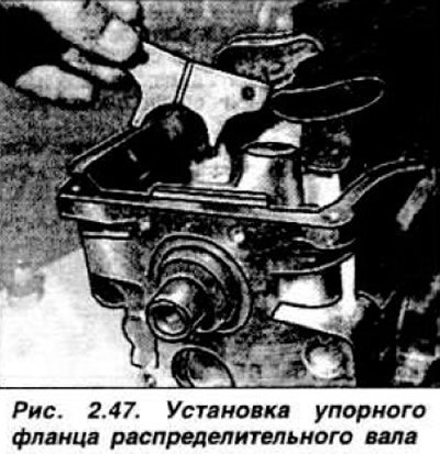 Ввернуть шпильки крепления впускного и выпускного…