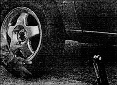 4. Установите домкрат под автомобиль и поднимите…