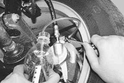 8. Таким же способом замените тормозную жидкость…