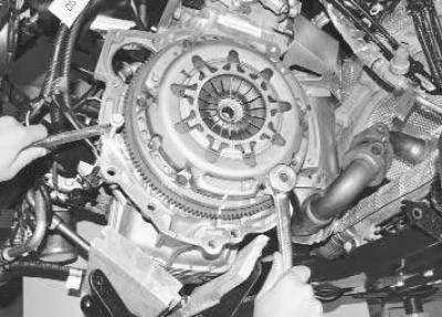 3. Удерживая маховик монтажной лопаткой (или…