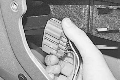 14. …отсоедините колодку от выводов замка…