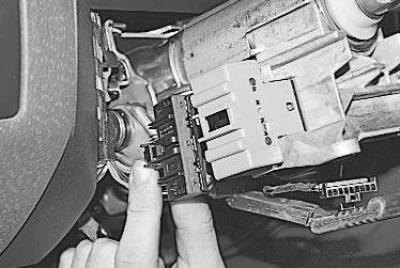 5. …отсоедините колодку жгута проводов и снимите…