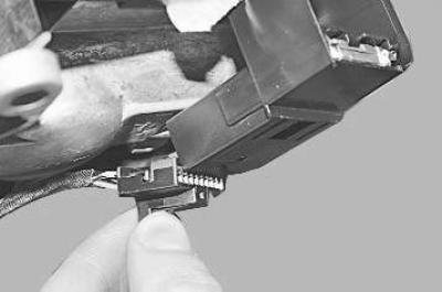 6. …и отсоедините колодку жгута проводов от…