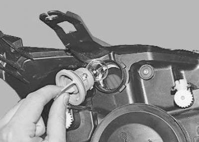 3. …и извлеките его из блок-фары.