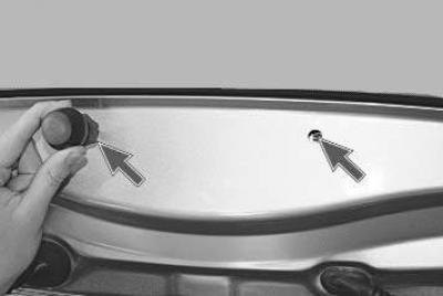 3. Отожмите фиксаторы, расположенные в отверстиях…