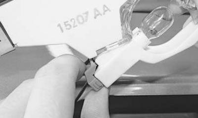 5. Сожмите фиксатор колодки жгута проводов…