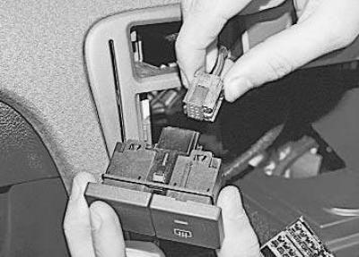 5. …и отсоедините колодку проводов от выводов…
