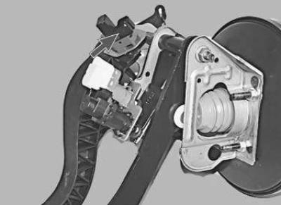 При нажатии педали сцепления датчик передает…