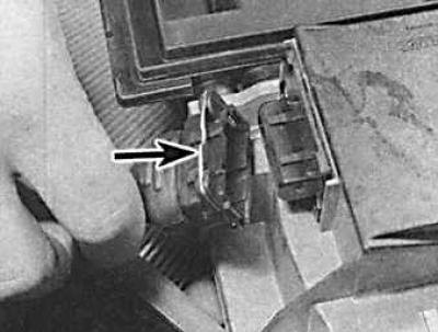2. Освободить стопорный зажим и снять разъем…