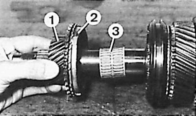 8. Снять с вторичного вала шестерни (1) 5-ой…