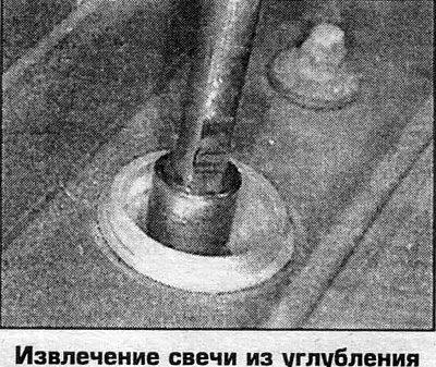 2. Достаньте из крышки головки цилиндров накладки.