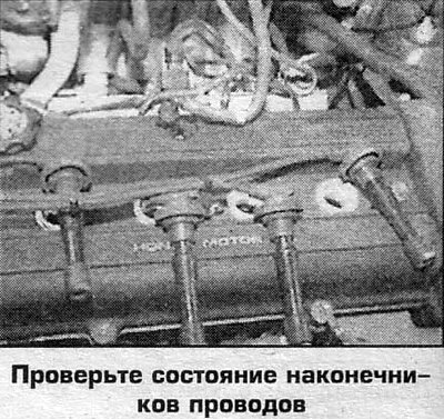 2. Достаньте из крышки головки цилиндров накладки.