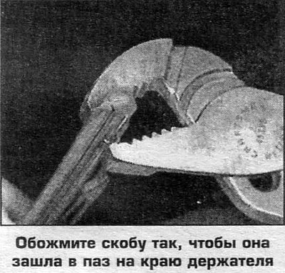 Убедитесь, что по мере вталкивания щетки все…