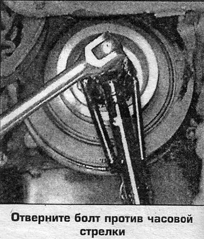 7. При сборке затяните болт шкива с моментом 177…