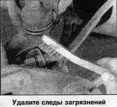 7. По окончании заполните бачок свежей тормозной…