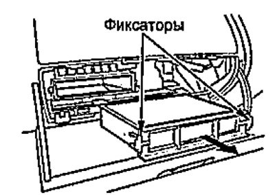 3. Нажмите на фиксаторы слева и справа корпуса…