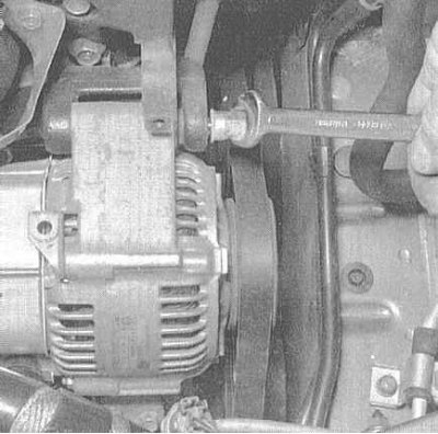 4. На моделях V6 отсоедините электропроводку от…