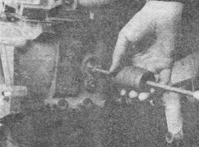 Рис. 14.2 Выбивание заглушки инерционным съемником