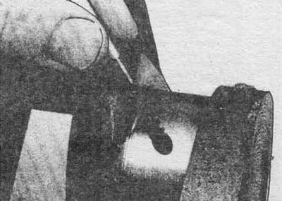 Рис. 18.1 Прочистите масляные каналы проволочной…
