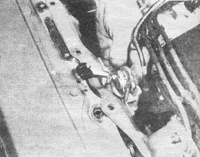 Рис. 5.6 Снятие защелки капота