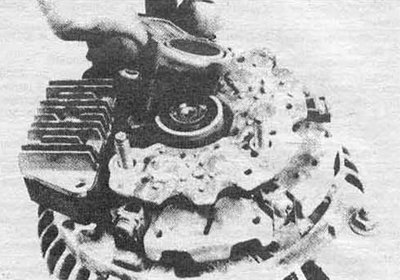 Рис. 18.4 Снимите держатель щеток, затем регулятор