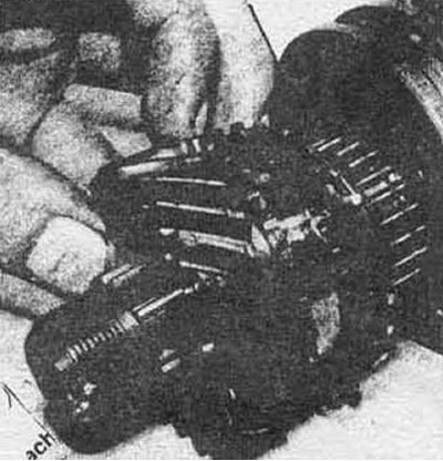 Рис. 6.66 Установка пружины, синхронизатора и…