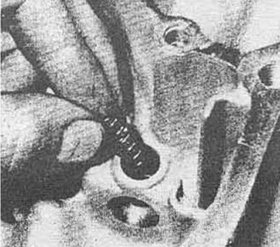 Рис. 6.98а Установите пружину фиксатора вала…