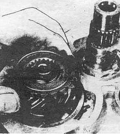 Рис. 6.115. Установка шестерни 5-й передачи