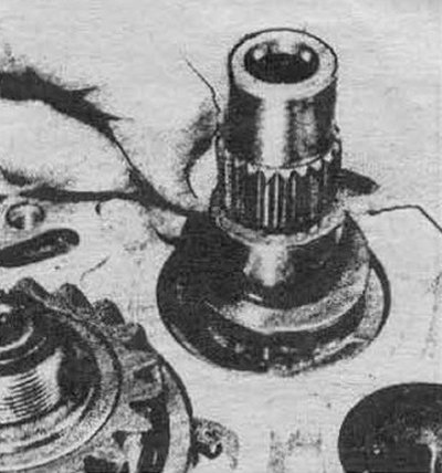 Рис. 6.122а. Установите упорную шайбу шестерни…