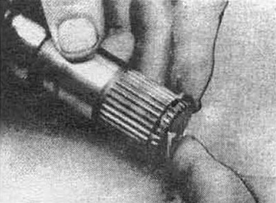 Рис. 8.106 Монтаж стопорного кольца. Сначала…