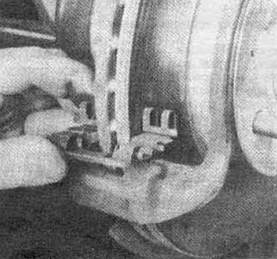 Рис. 2.6и Снимите фиксаторы колодок (показан…