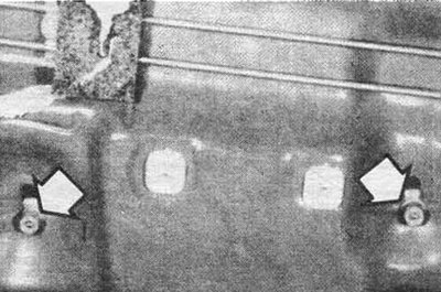 Рис. 15.4б Болты крепления направляющей механизма…