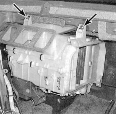10. Снимите с блока отопителя фиксатор жгута…