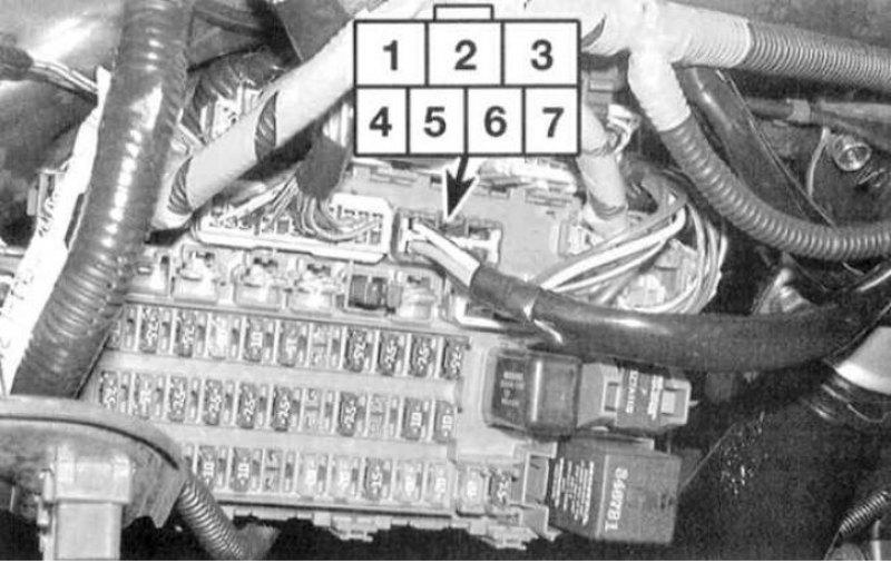 2. Рассоедините 7-контактный разъем главного…