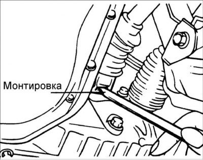 Внимание! Опирайте монтировку на ребра картера…