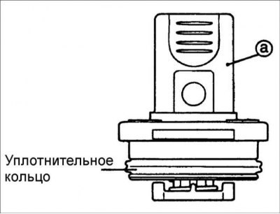 1. Смажьте моторным маслом уплотнительное кольцо…
