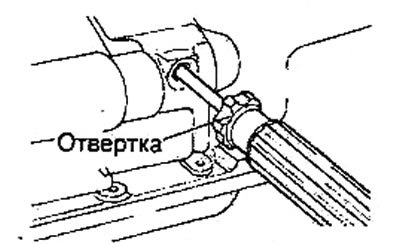 а) Вставьте отвертку в технологическое отверстие…