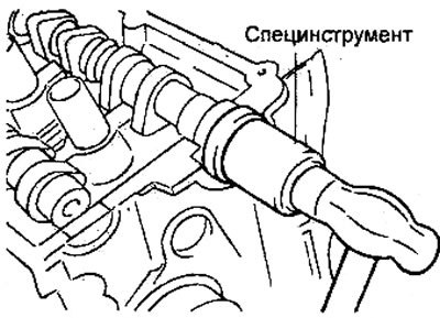 б) Наденьте сальник на распределительный вал со…