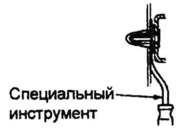 3. Вставьте специальный съемник деталей отделки…