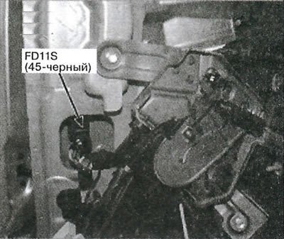 49. Снизу левой передней стойки