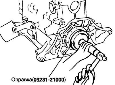 Рис. 2.69. Установка заднего сальника коленчатого…