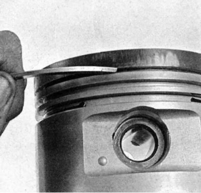 ...или при помощи обломка старого поршневого кольца - берегите пальцы.