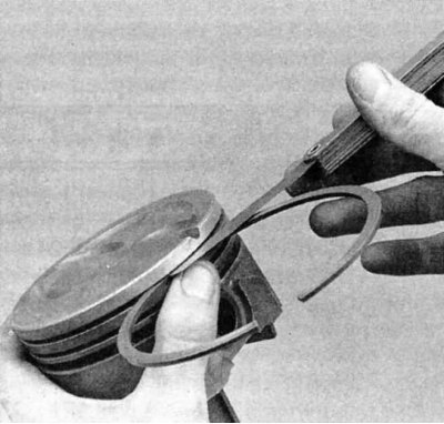 11. Измерьте боковой зазор поршневых колец в нескольких точках периметра поршня при помощи щупа…