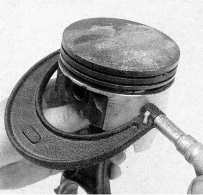 13. Измерьте диаметр поршня под углом 90° к поршневому пальцу и параллельно ему.